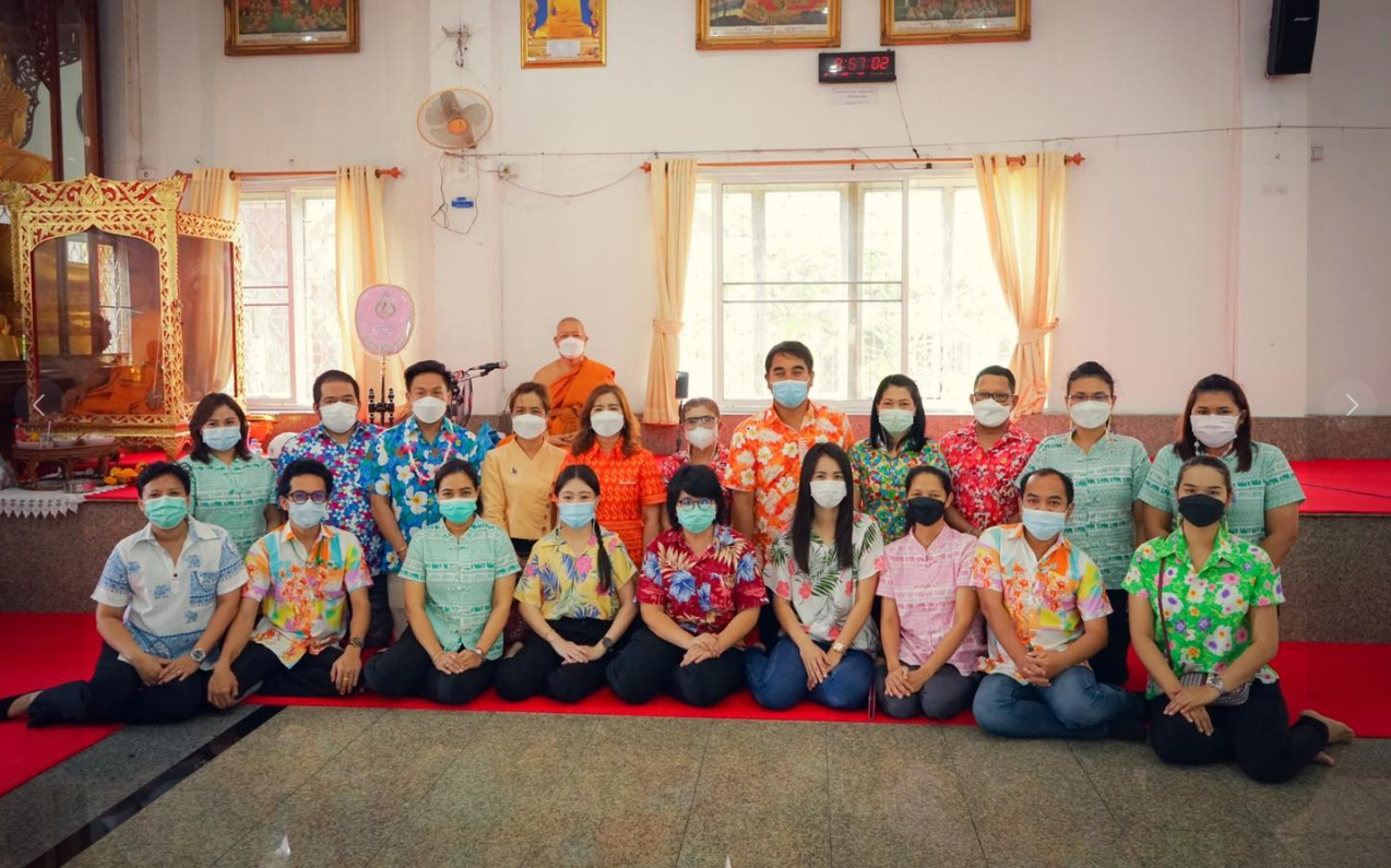 “นายกฯกาญจนา นำคณะบุคลากรจากเทศบาลฯ ร่วมทำบุญตักบาตรพร้อมกับชาวบางบัวทอง”